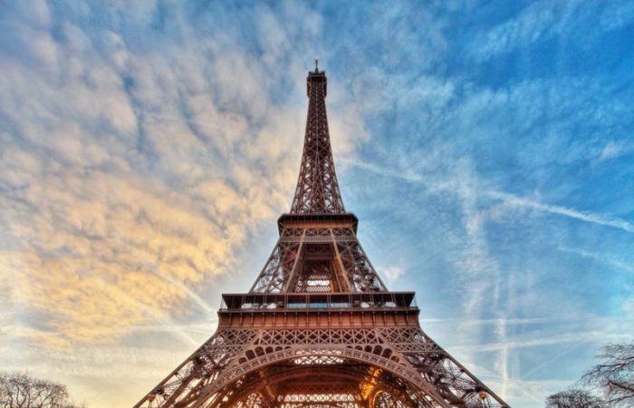 بعد بلاغ القنبلة.. السلطات الفرنسية تخلي برج إيفل
