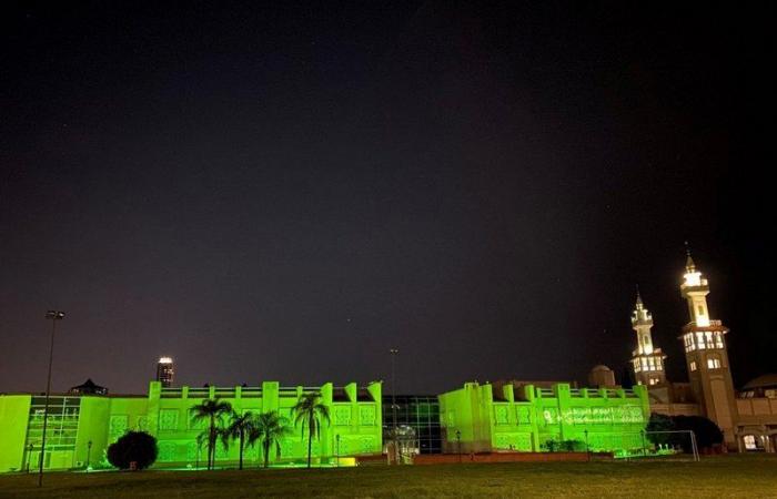 شاهد .. أكبر مركز إسلامي بأمريكا اللاتينية يتوشح باللون الأخضر