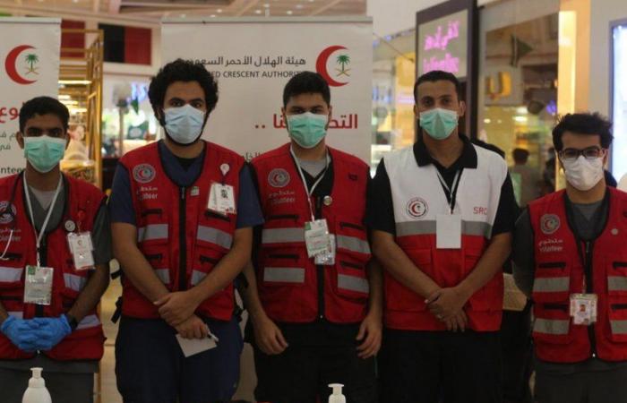 فرق الهلال الأحمر التطوعية بمكة تقدم خدماتها للمتسوقين في يوم الوطن