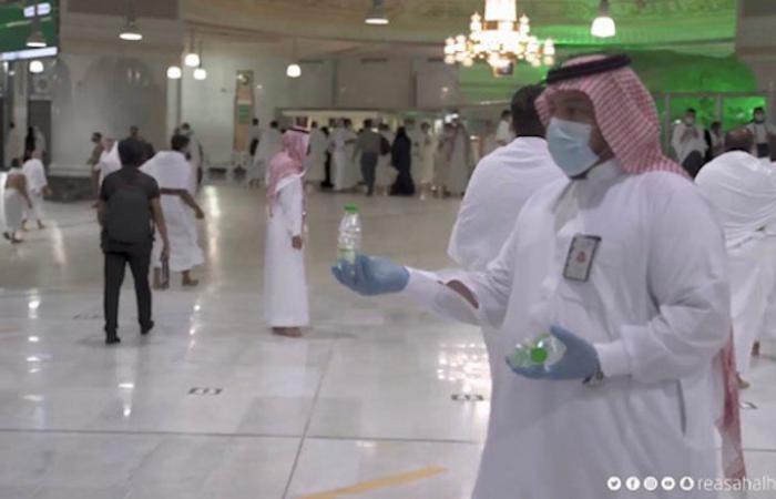 بالفيديو.. معتمرون يصفون مشاعرهم عند رؤية المسجد الحرام.. شوق أذرف الدموع