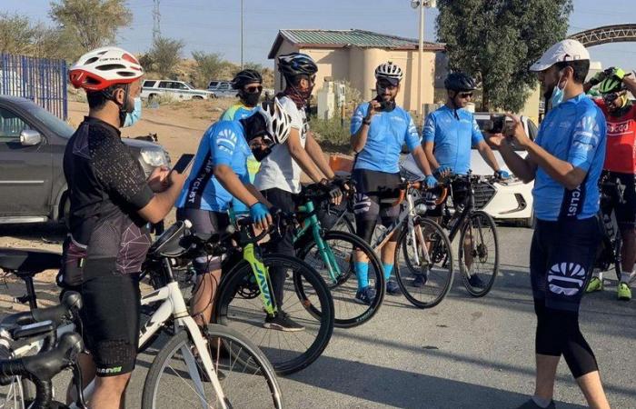 بالصور .. وصول الرحالتين السعودي والمغربي لـ"الطائف" عبر الدراجة.. قادمين من عسير في طريقهما للرياض