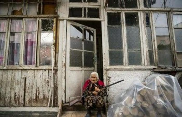 الأسبوع في 8 صور .. امرأة عجوز مسلحة تتصدر المشهد.. والمقبرة المصرية تشعله