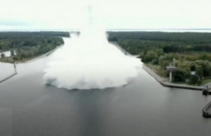 بالفيديو.. لحظة انفجار أكبر قنبلة من مخلفات الحرب العالمية الثانية