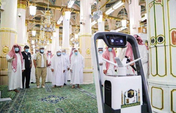 "السديس" يدشن روبوت التعقيم الآلي لتعزيز الإجراءات الوقائية لقاصدي المسجد النبوي