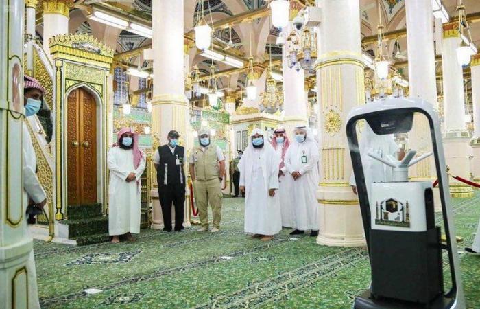 "السديس" يدشن روبوت التعقيم الآلي لتعزيز الإجراءات الوقائية لقاصدي المسجد النبوي
