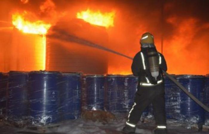 شاهد.. "مدني الرياض" يخمد حريقاً بأحد مصانع الصناعية الثانية