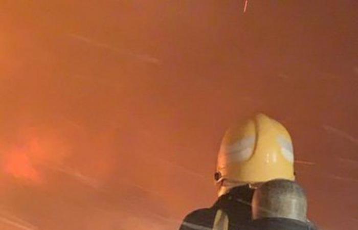 شاهد.. "مدني الرياض" يخمد حريقاً بأحد مصانع الصناعية الثانية