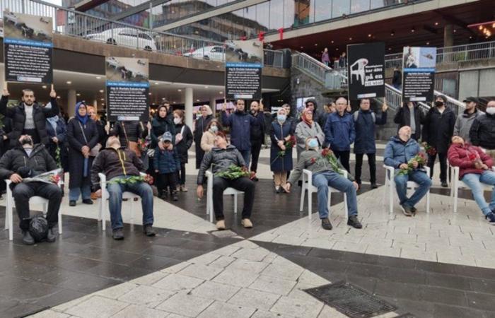 احتجاج الكراسي .. وقفة في السويد تنديدًا بوفاة شرطي سابق بأحد سجون تركيا