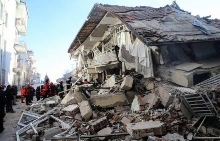مقتل 4 أشخاص وإصابة 120 آخرين في زلزال أزمير غرب تركيا