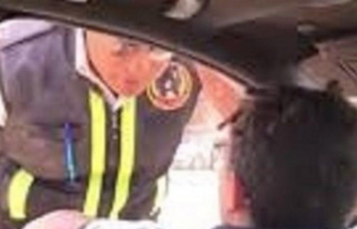 مصر.. فيديو متداول لطفل يقود سيارة ويصدم رجل مرور