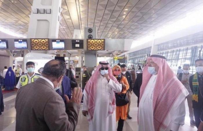 قبيل توجههم صوب مكة.. "سفير المملكة بإندونيسيا" يلتقي المعتمرين بمطار جاكرتا