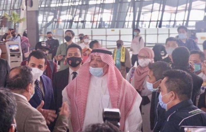 قبيل توجههم صوب مكة.. "سفير المملكة بإندونيسيا" يلتقي المعتمرين بمطار جاكرتا