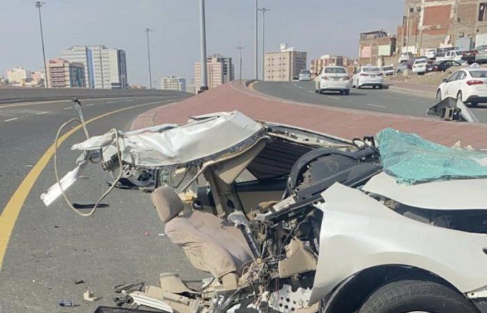 مكة.. حادث مروِّع يشطر سيارة نصفين على "طريق النكاسة" ويصيب قائدها