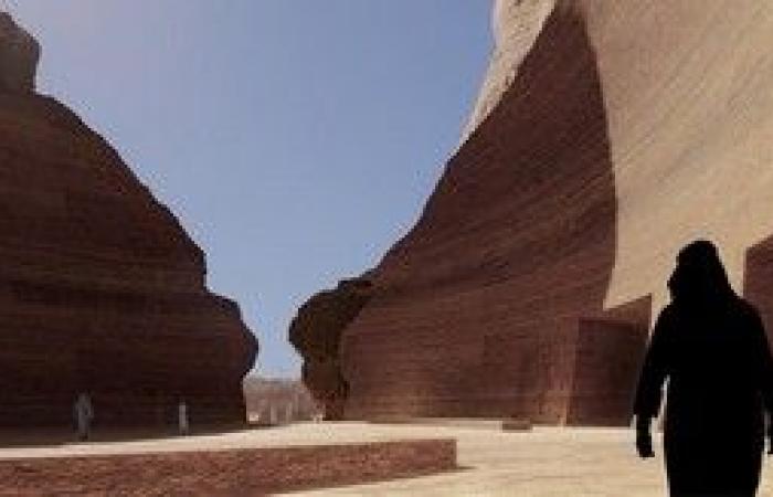 بالصور .. المعماري "جان نوفيل" يكشف عن مشروع الفندق الفاخر في "صحراء العلا"