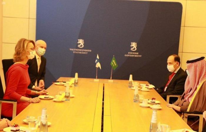 وزير الدولة للشؤون الخارجية يستعرض علاقات التعاون مع نظيرته الفنلندية