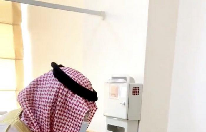 بالصور.. محافظ جدة يطمئن على مصابي حادثة الاعتداء بمقبرة غير المسلمين