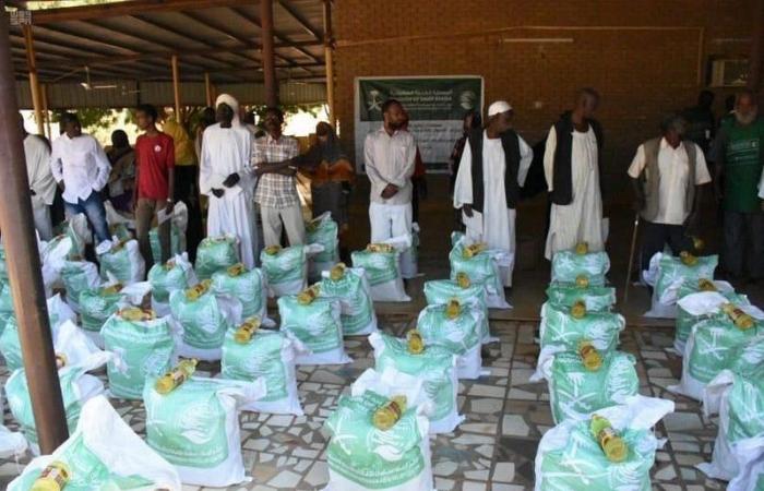 "إغاثي الملك سلمان" يوزّع 64 طن أغذية بولاية الخرطوم