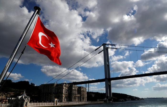 الاقتصاد التركي يواصل النزيف.. انخفاض كبير بالسياح وهبوط مستمر لليرة