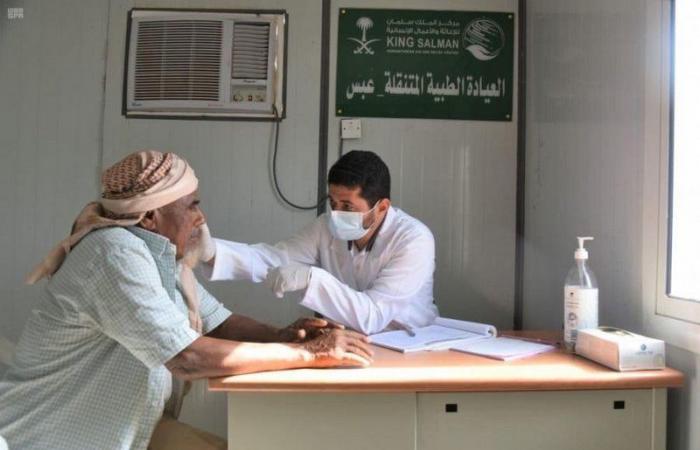 العيادات الطبية المتنقلة في مديرية عبس بمحافظة حجة تواصل تقديم خدماتها العلاجية