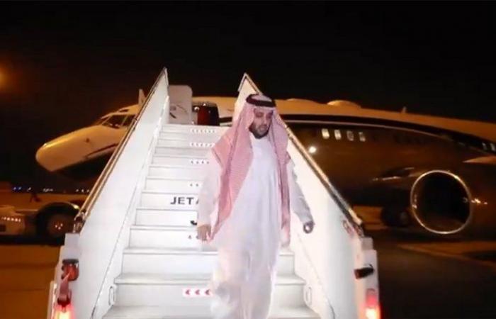شاهد .. "تركي آل الشيخ" يصل الرياض ويسجد شكرًا لله على أرض الوطن عقب الرحلة العلاجية