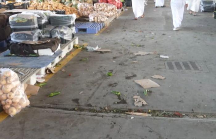 عمالة تتخفى في ملابس "خضراء" للسيطرة على سوق خضار "عزيزية الرياض"