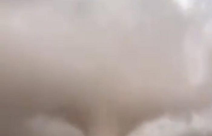 "الشراري" و"الفالح" يوثقان لحظة إعصار "تورنيدو" شرق سكاكا