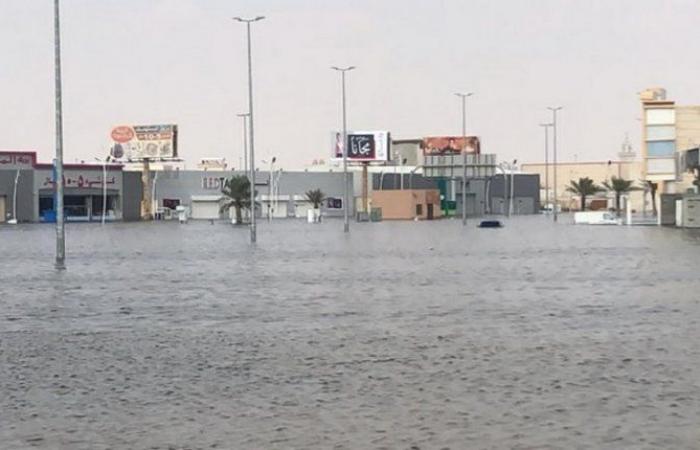 شاهد.. مياه الأمطار تتسبَّب في غرق مركبات وتدهم منازل ومحال في النعيرية