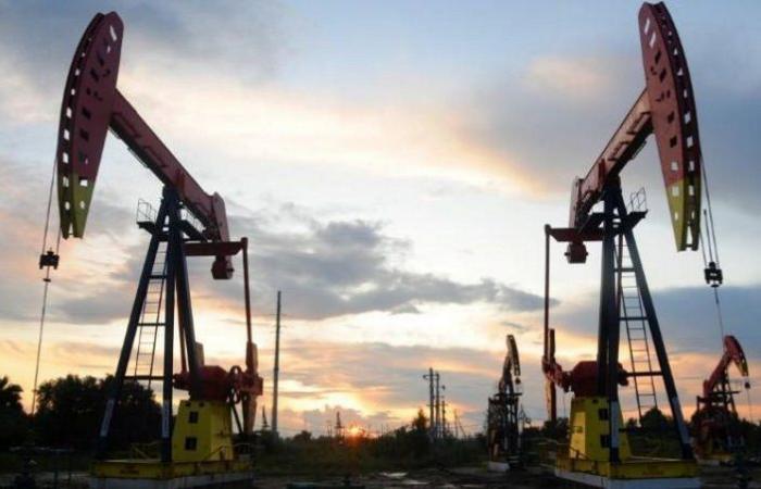 النفط ينخفض 1% بسبب ارتفاع إصابات "كورونا" والتوتر الأمريكي الصيني
