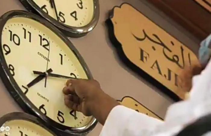 تعرف على مهنة "الساعاتي" في المسجد النبوي