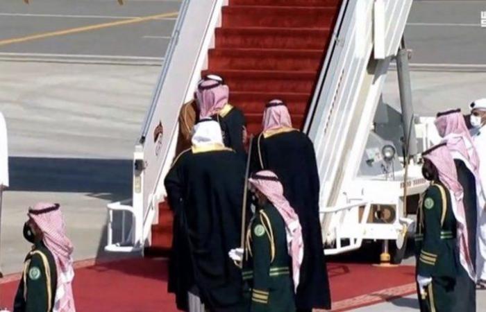 لقاء الأشقاء.. أمير دولة قطر يعانق ولي العهد لدى وصوله مطار العلا