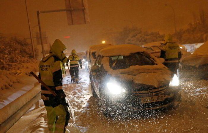 عاصفة ثلجية تضرب إسبانيا.. مصرع شخصين واحتجاز العديد في سياراتهم وفوضى مرورية