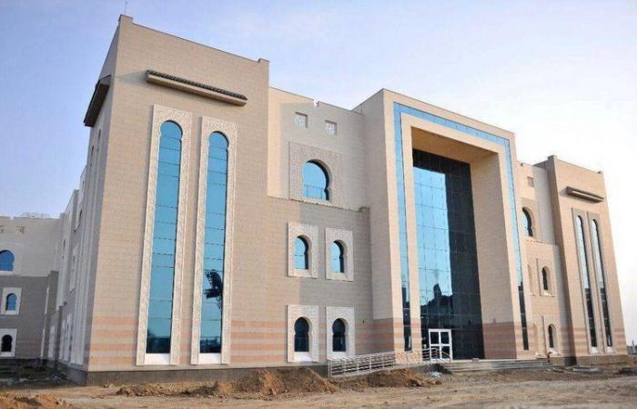 مطالب بتشغيل مبنى كلية "أبو عريش".. ولوحتان تشيران إلى انتهاء الأعمال بالمشروع