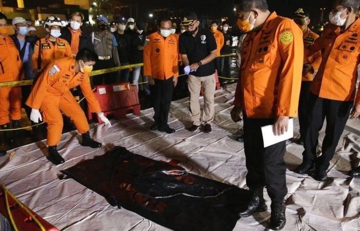 مسؤول إندونيسي: العثور على أشلاء بشرية في موقع تحطم الطائرة المنكوبة