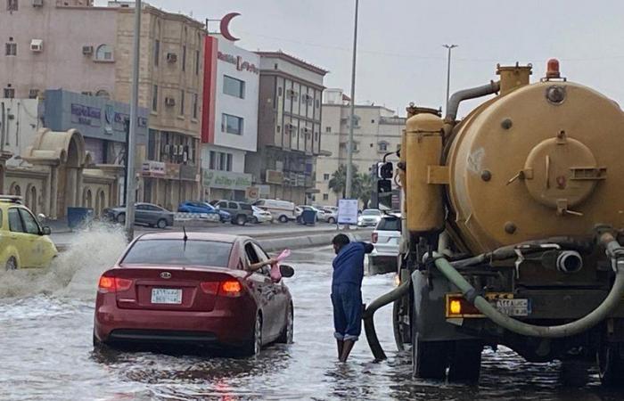 بالصور .. مياه الأمطار تغمر شوارع جدة.. و"سبق" ترصد الجهود المتواصلة