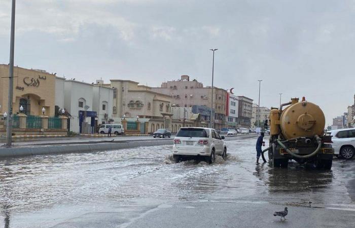 بالصور .. مياه الأمطار تغمر شوارع جدة.. و"سبق" ترصد الجهود المتواصلة