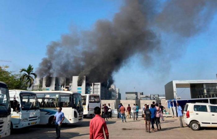 الهند.. اندلاع حريق في أكبر معهد لإنتاج لقاحات "كورونا" بالعالم