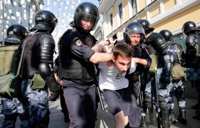 "بي بي سي" عن مظاهرات روسيا: الشرطة تعتقل 238 وتوقف في خدمات "الإنترنت"