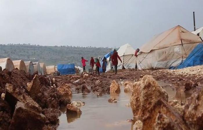 استغاثة نازحين سوريين في ريف إدلب بعد غرق مخيماتهم بسبب الأمطار .. بالفيديو