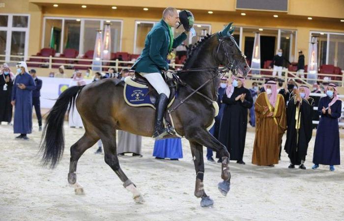الفارس الشربتلي يُتوَّج بالجائزة الكبرى في بطولة خشم الحصان