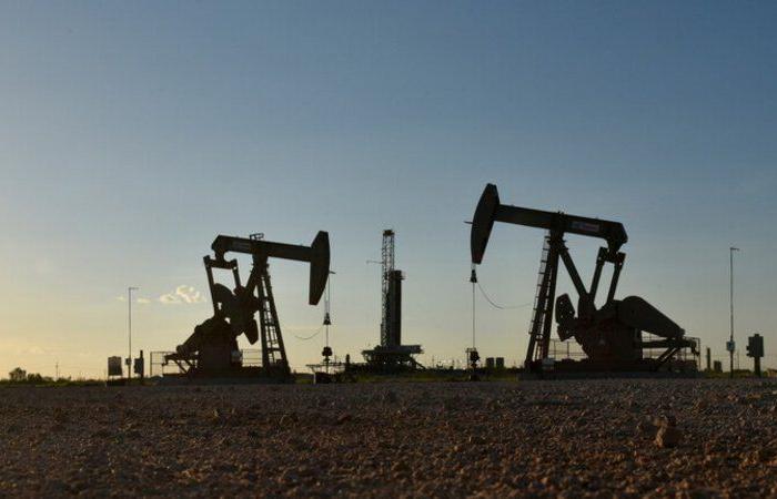 النفط يصعد بدعم من آمال التحفيز المالي الأمريكي وقلق بشأن الإمدادات