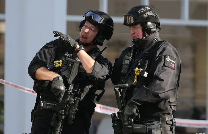 الشرطة البريطانية تحرّك وحدة لتفكيك القنابل للتعامل مع طرد مشبوه في ويلز