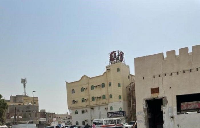 بلدية البلد بجدة تزيل مخالفات موقف باب مكة