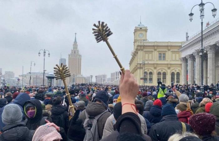 لماذا يرفع الروس فرشاة الحمام في تظاهراتهم الاحتجاجية؟