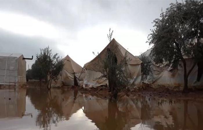 بالفيديو.. مياه الأمطار تغمر خيام اللاجئين وتغرق عشرات المخيمات شمالي سوريا