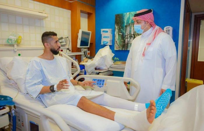 بعد العملية الجراحية .. المسحل يطمئن على صحة قائد الأخضر سلمان الفرج