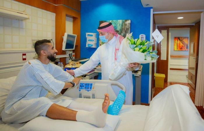 بعد العملية الجراحية .. المسحل يطمئن على صحة قائد الأخضر سلمان الفرج