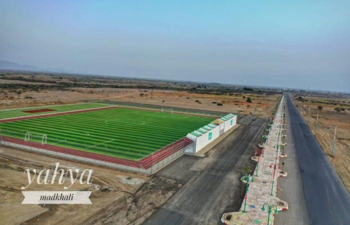 "رئيس بلدية القفل" يتفقد مشروع ملعب كرة القدم