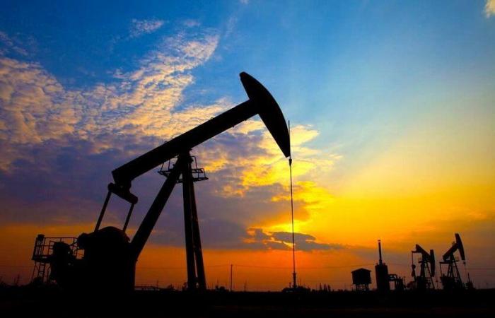 أسعار النفط تتباين والخام الأمريكي يسجل أعلى سعر له منذ 2019