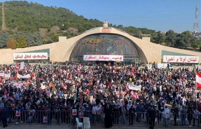 "نحن نواجه انقلابًا".. آلاف اللبنانيين يؤيدون عقد مؤتمر دولي لإنقاذ بلادهم