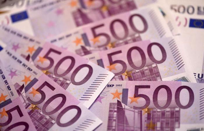 هوس "الإنستجرام" يدفع رجل أعمال لرمي 50 ألف يورو في الشارع.. ماذا جرى له؟